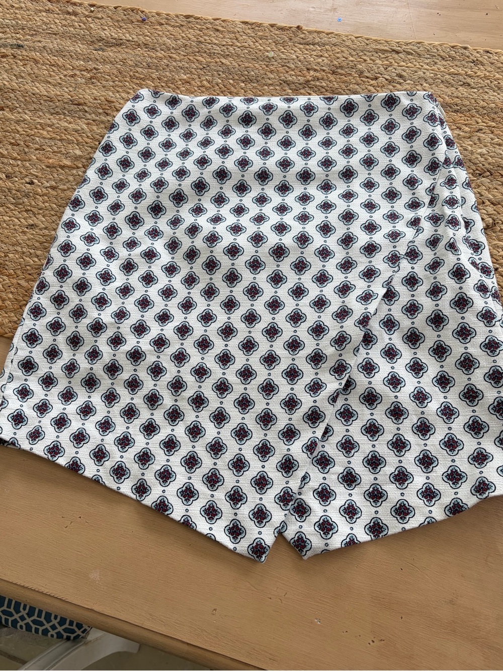 Elevate your autumn wardrobe with this chic LOFT Wrap-Front Skort! Size 6